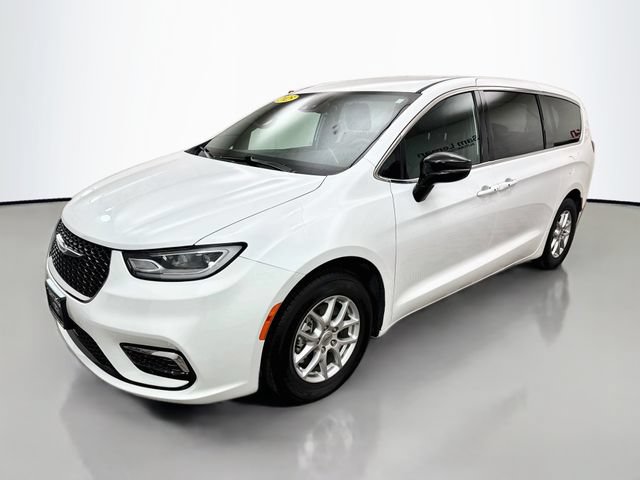 Used 2025 Chrysler Pacifica Select FWD image 3