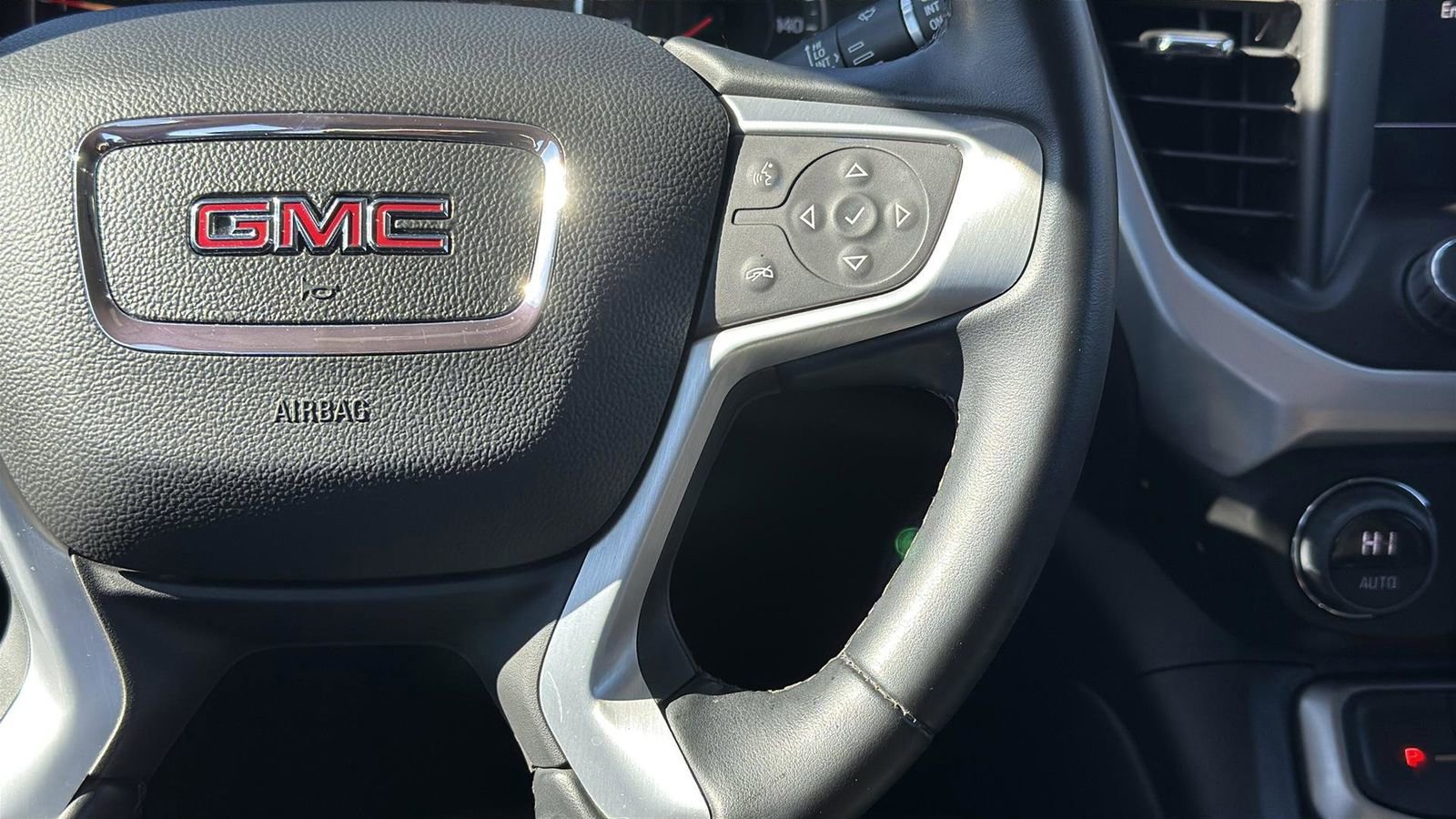 Used 2023 GMC Acadia SLT image 16