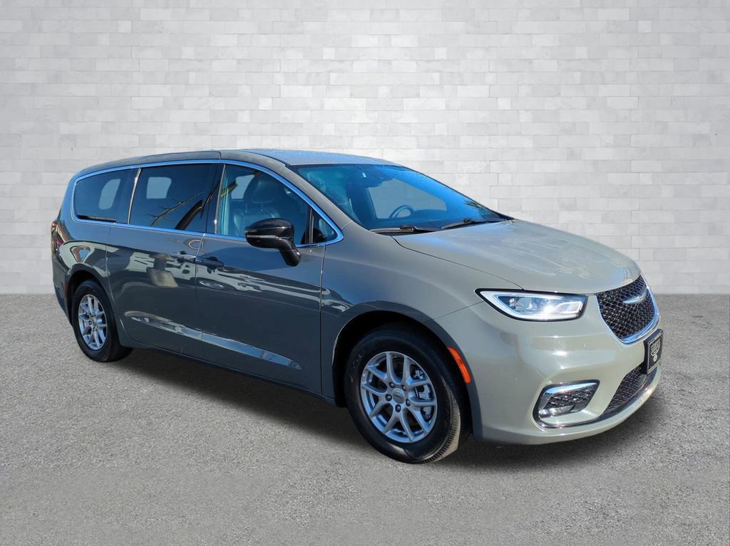 Used 2025 Chrysler Pacifica Select image 7