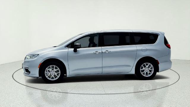 Used 2024 Chrysler Pacifica Touring-L FWD image 4