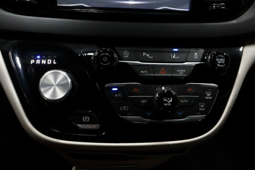 Used 2023 Chrysler Pacifica Touring-L FWD image 32