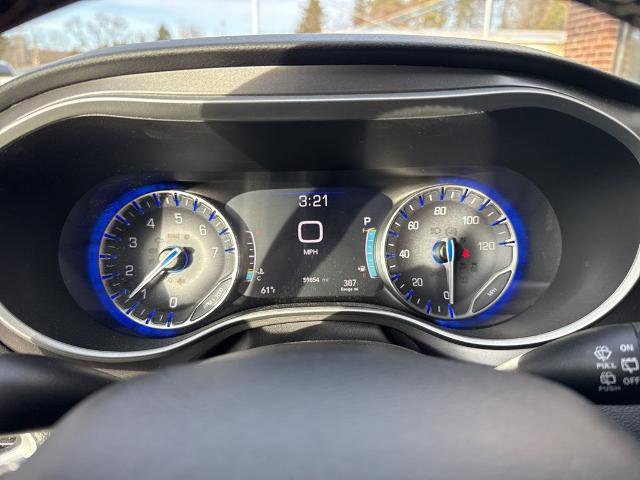 Used 2024 Chrysler Pacifica Touring-L image 9