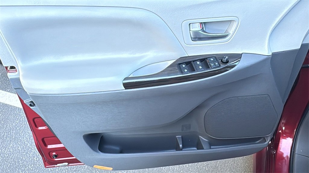 Used 2020 Toyota Sienna XLE w/ XLE Navigation Package image 18