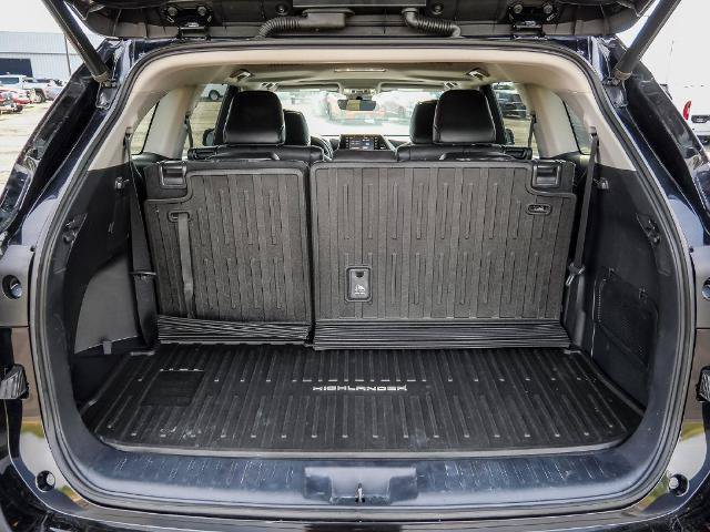 Used 2021 Toyota Highlander XLE AWD/4WD image 12