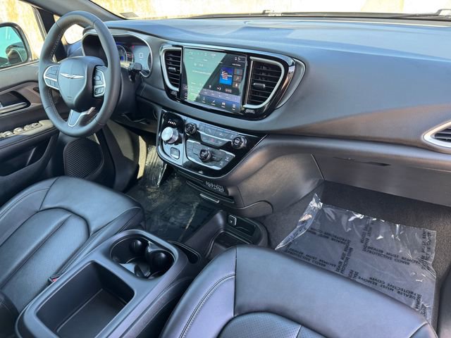 Used 2025 Chrysler Pacifica Select FWD image 21