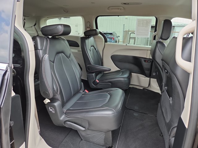 Used 2024 Chrysler Pacifica Touring-L FWD image 16