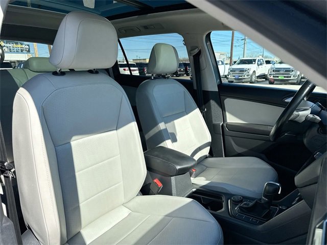 Used 2018 Volkswagen Tiguan SE w/ Panoramic Sunroof Package image 31