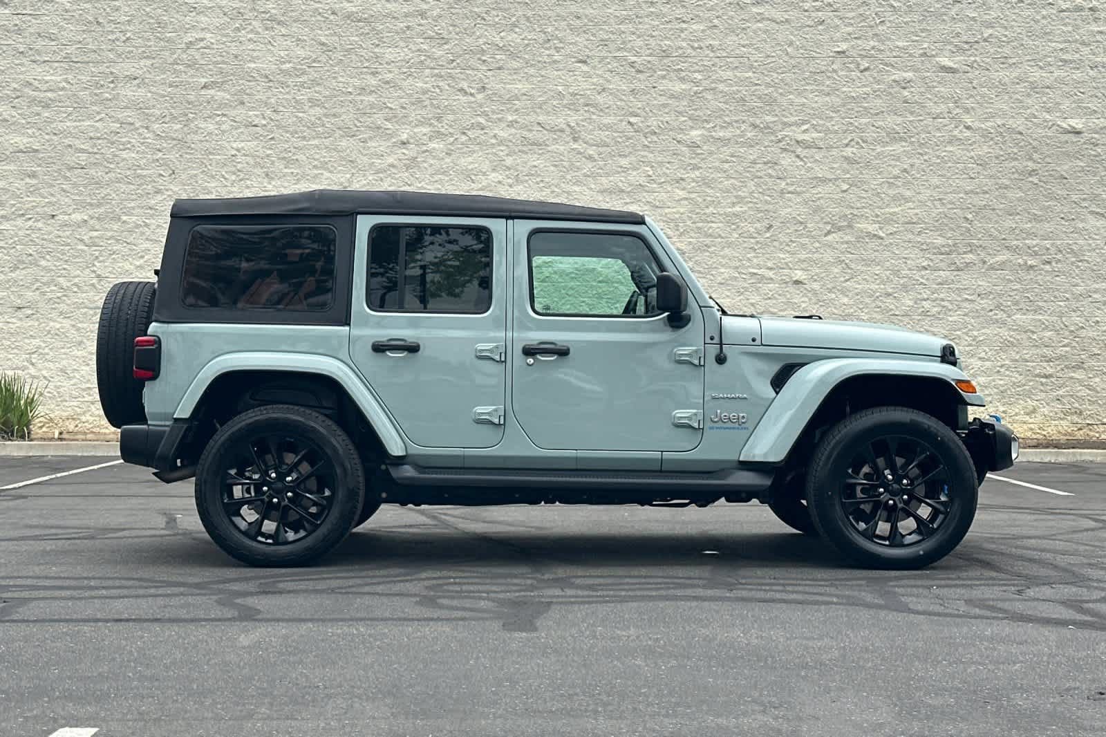 Used 2023 Jeep Wrangler Unlimited Sahara w/ Cold Weather Group AWD/4WD image 9