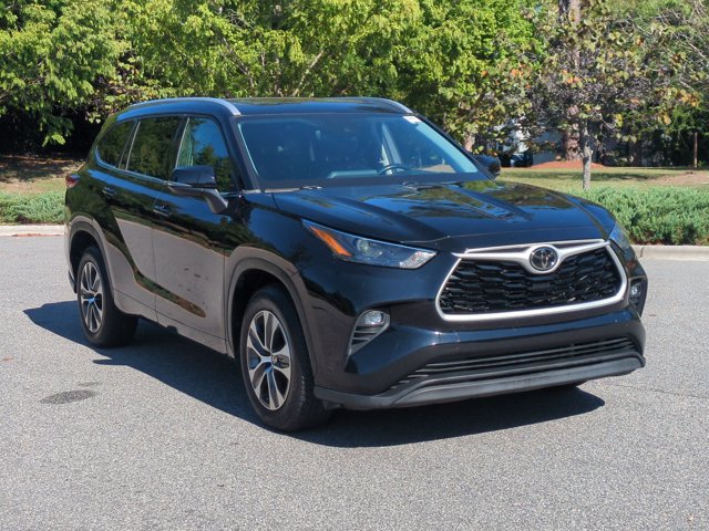 Used 2022 Toyota Highlander XLE FWD image 2