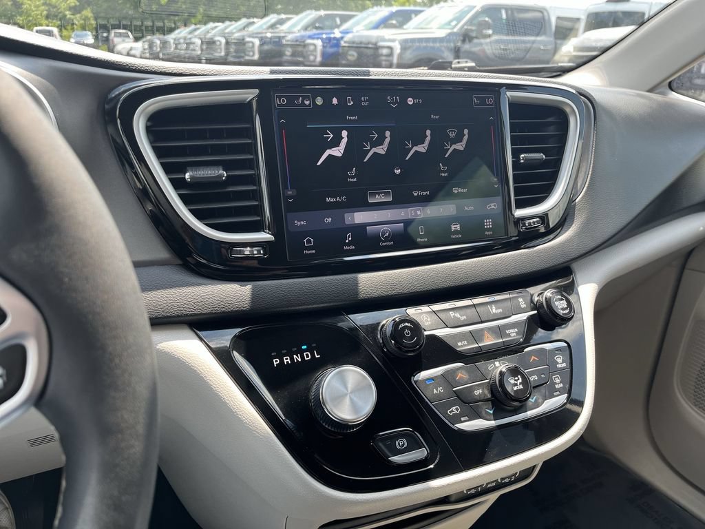 Used 2023 Chrysler Pacifica Touring-L FWD image 11