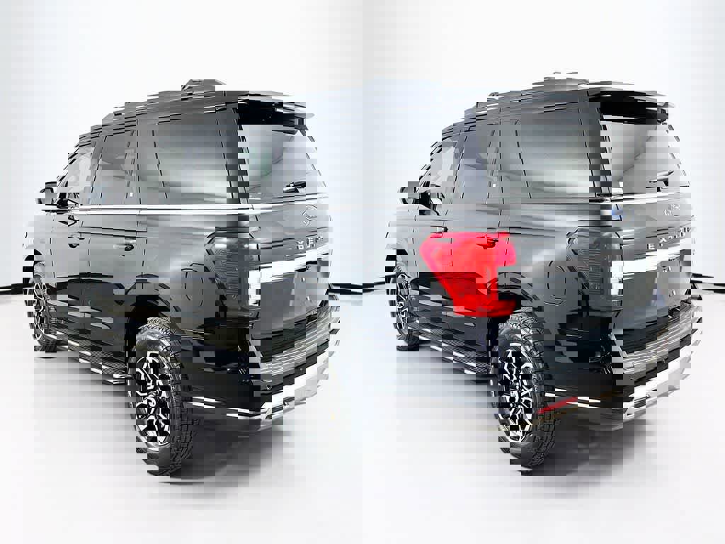 Certified 2023 Ford Expedition XLT image 3