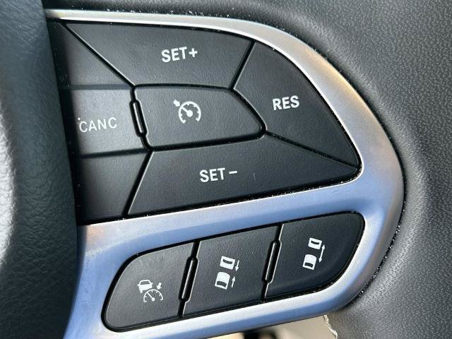 Used 2023 Chrysler Pacifica Touring-L FWD image 26