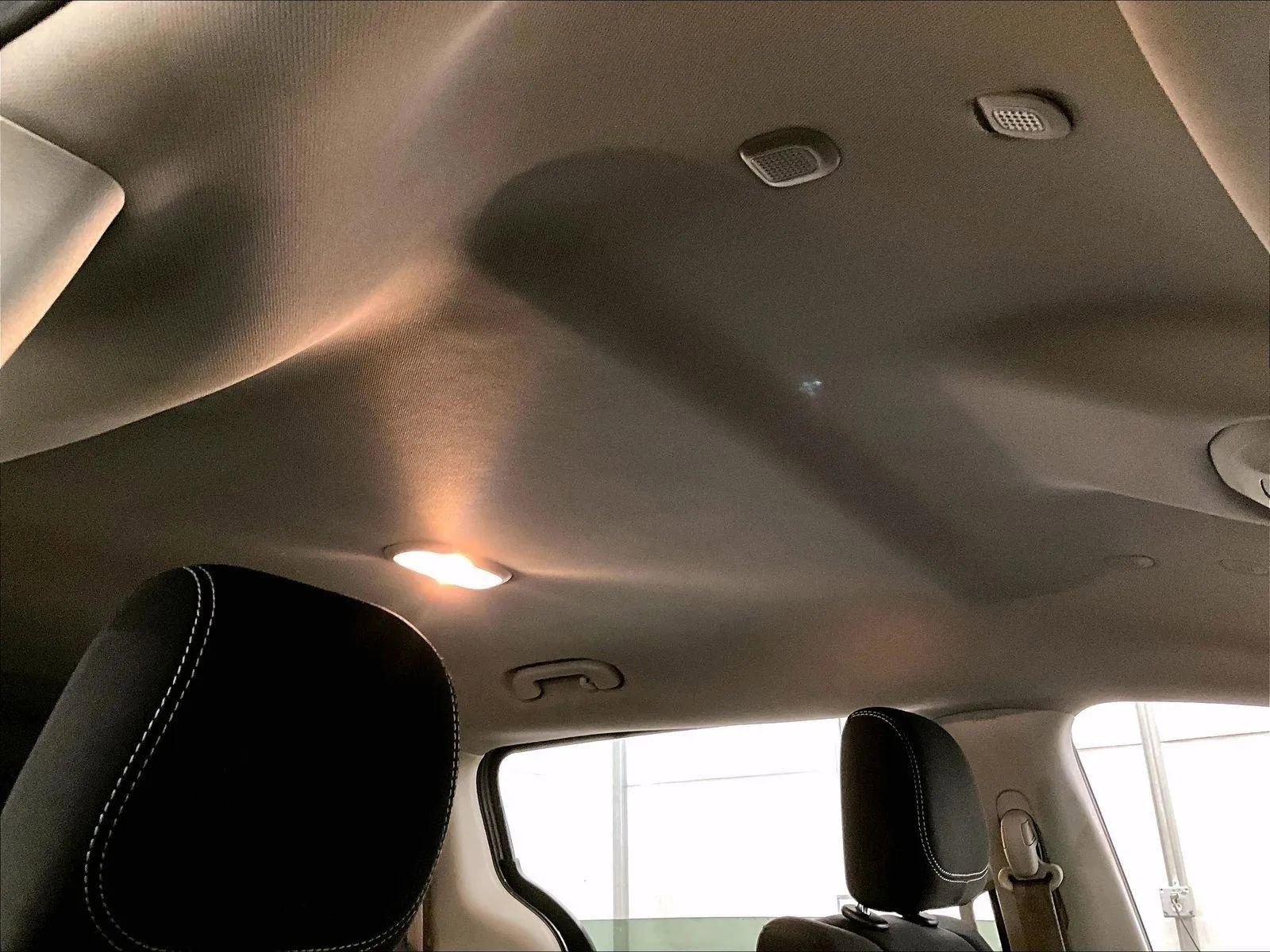 Used 2020 Chrysler Voyager L image 21