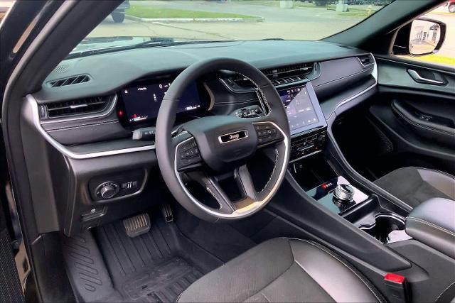 Used 2025 Jeep Grand Cherokee L Altitude AWD/4WD image 18