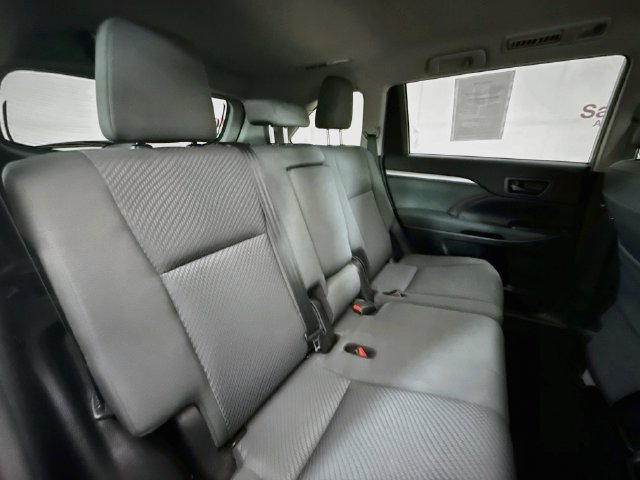 Used 2019 Toyota Highlander LE AWD/4WD image 26