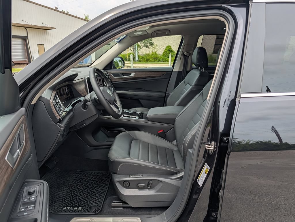 Used 2025 Volkswagen Atlas SEL AWD/4WD image 19