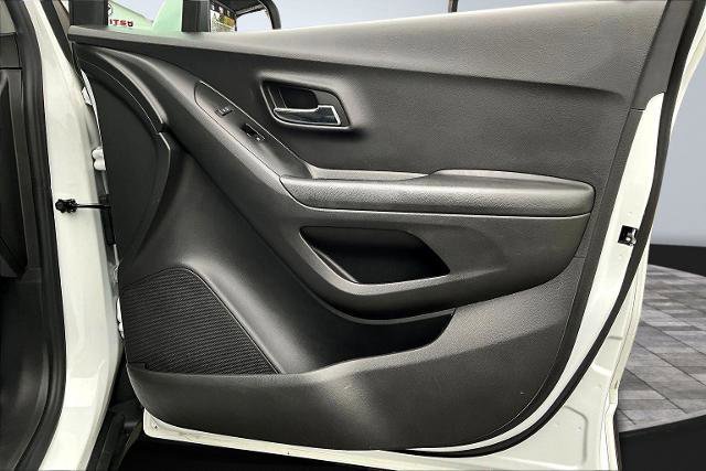 Used 2022 Chevrolet Trax LT w/ LT Convenience Package image 27
