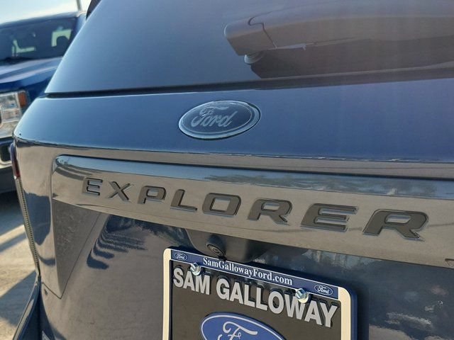 Certified 2021 Ford Explorer XLT w/ Equipment Group 202A RWD image 7