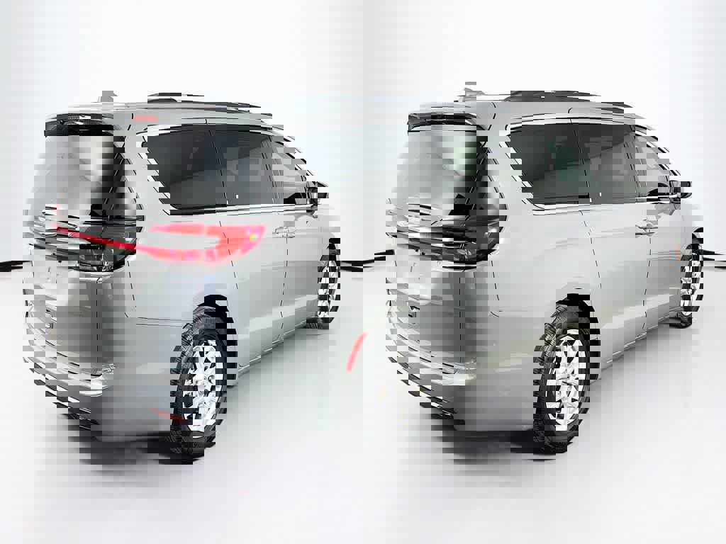 Used 2022 Chrysler Pacifica Touring-L image 5
