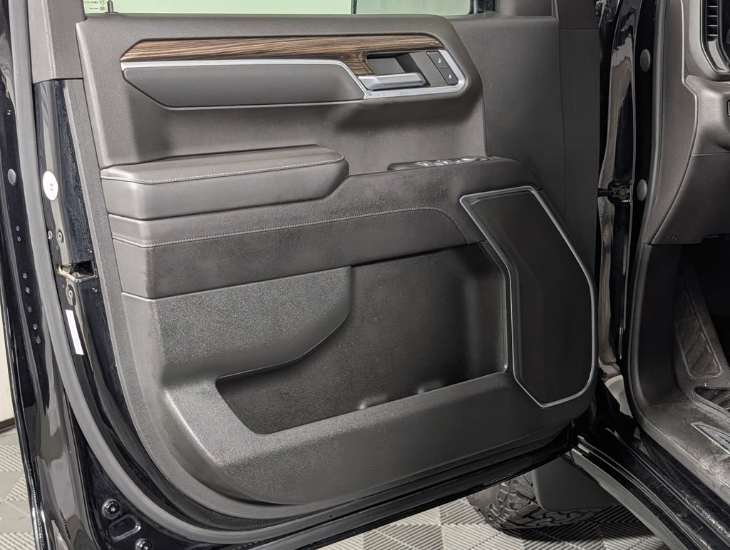 Used 2022 Chevrolet Silverado 1500 LT w/ Z71 Off-Road Package AWD/4WD image 23
