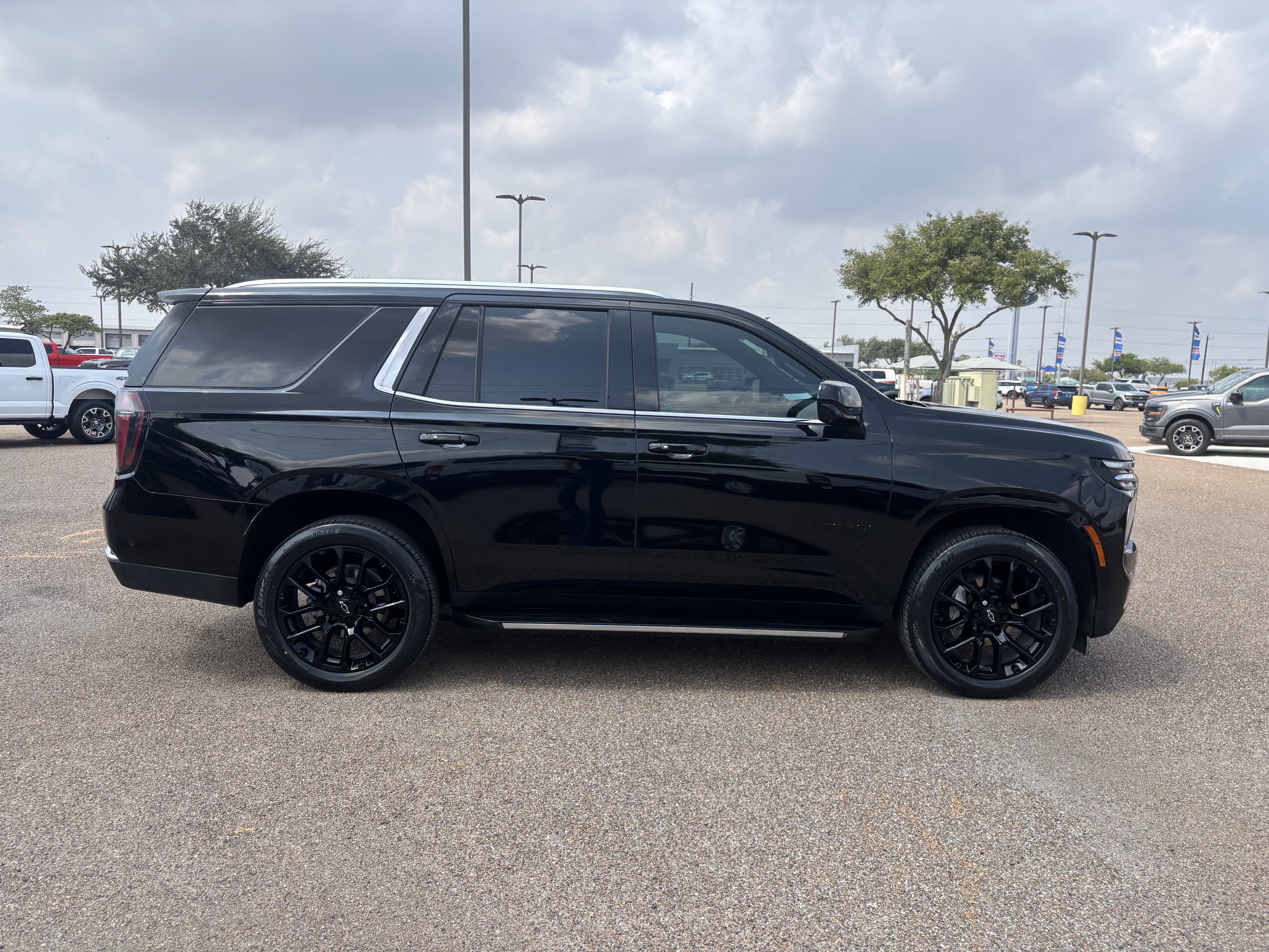 Used 2025 Chevrolet Tahoe LS RWD image 4