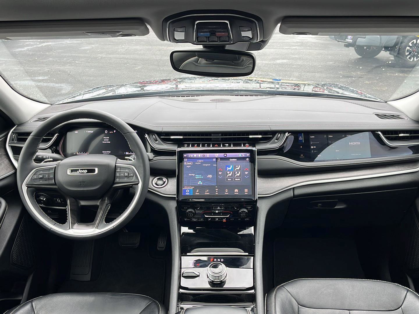 Used 2023 Jeep Grand Cherokee Limited w/ Black Appearance Package image 19