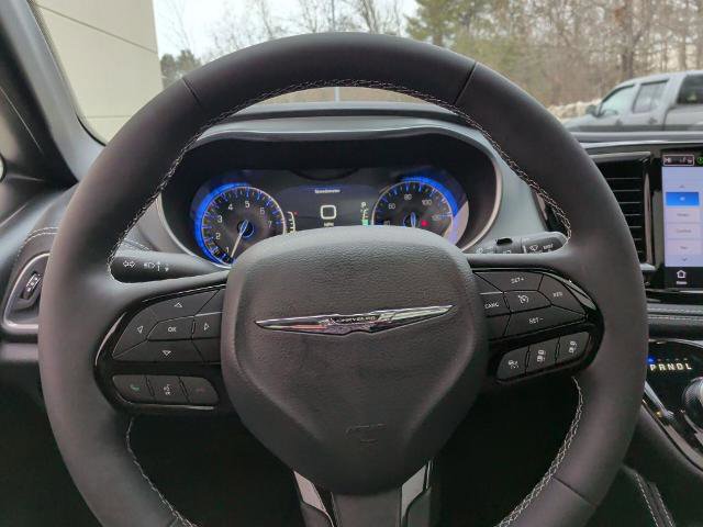 Used 2025 Chrysler Pacifica Limited w/ Uconnect Theater Family Group image 26