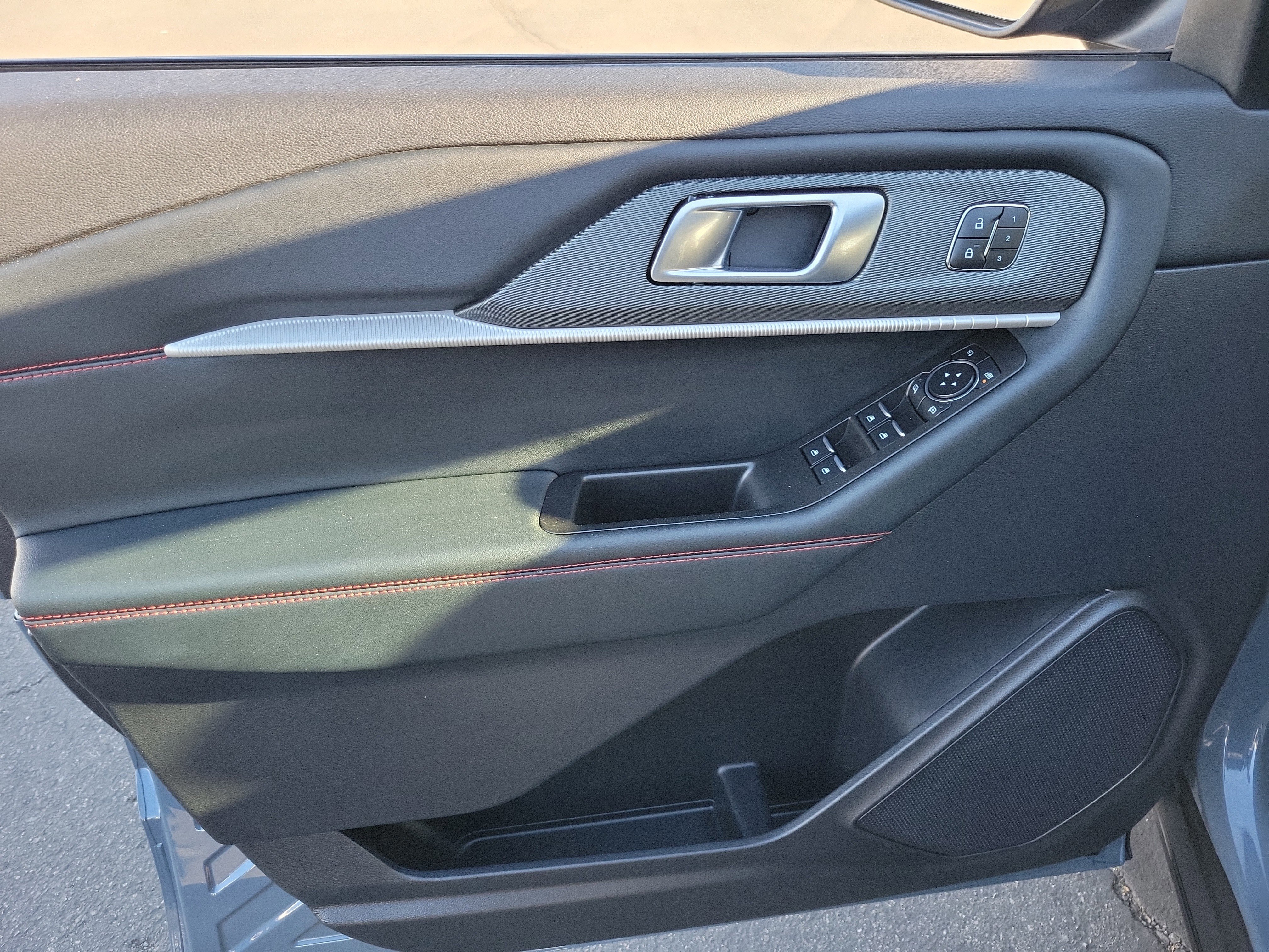 Certified 2025 Ford Explorer ST-Line w/ Premium Package image 11