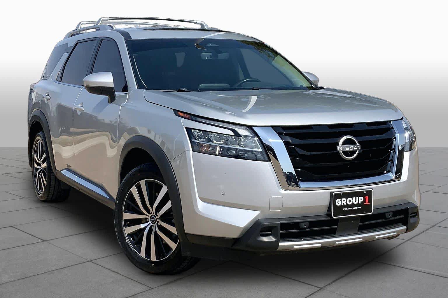 Used 2024 Nissan Pathfinder Platinum FWD image 2