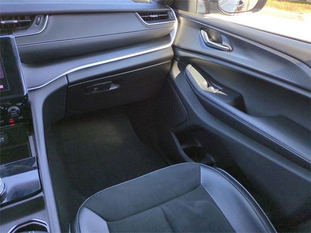 Used 2024 Jeep Grand Cherokee Altitude image 17