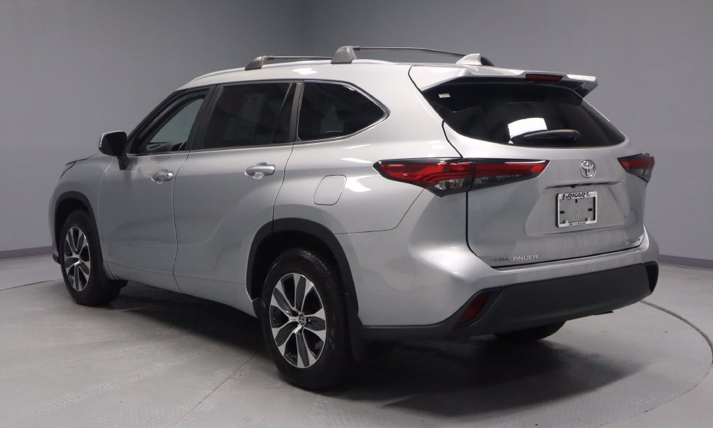 Used 2023 Toyota Highlander XLE AWD/4WD image 9