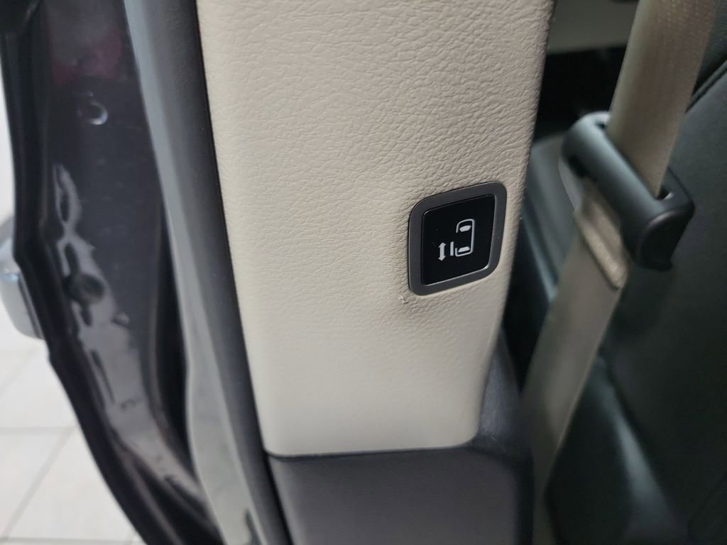 Used 2023 Chrysler Voyager LX FWD image 31