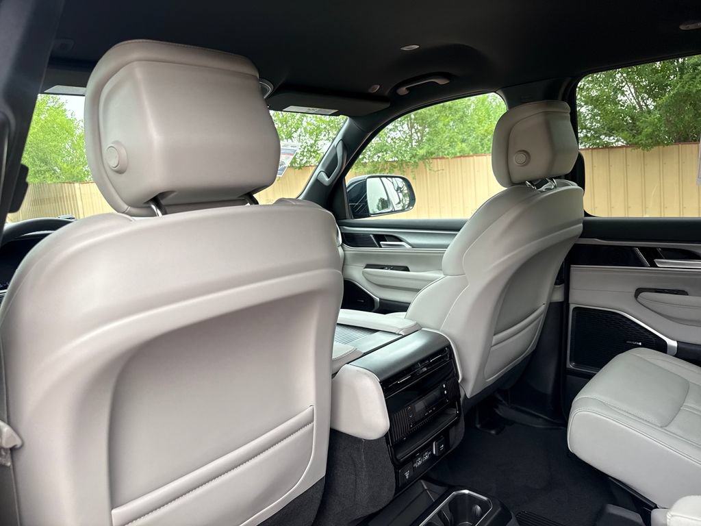 Used 2025 Jeep Wagoneer L Series II AWD/4WD image 22