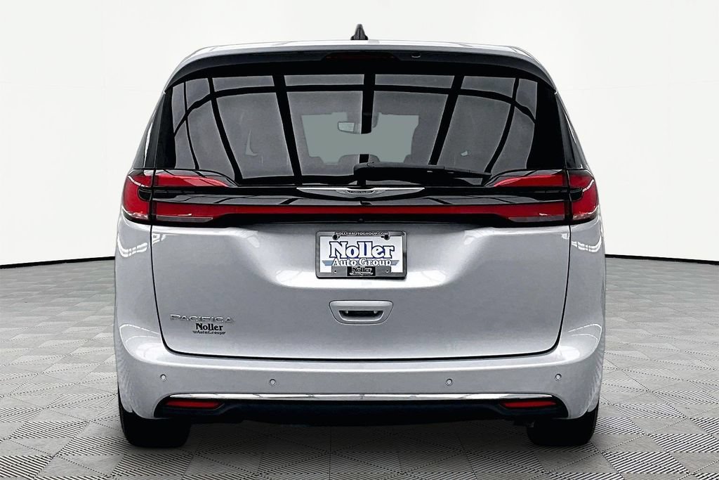 Used 2023 Chrysler Pacifica Touring-L FWD image 4