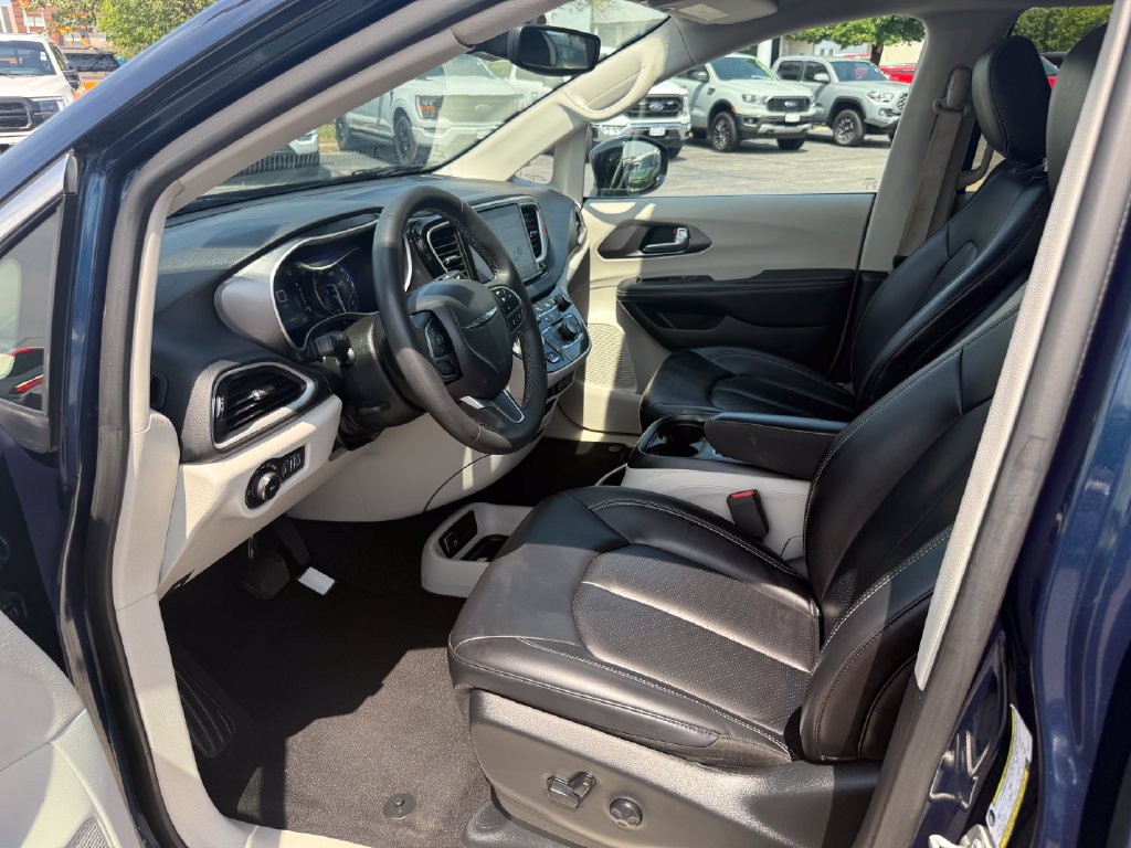 Used 2024 Chrysler Pacifica Touring-L FWD image 18