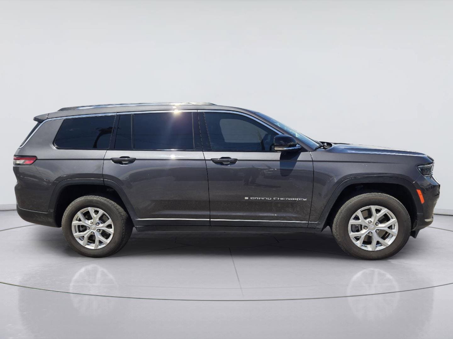 Used 2023 Jeep Grand Cherokee L Limited AWD/4WD image 4