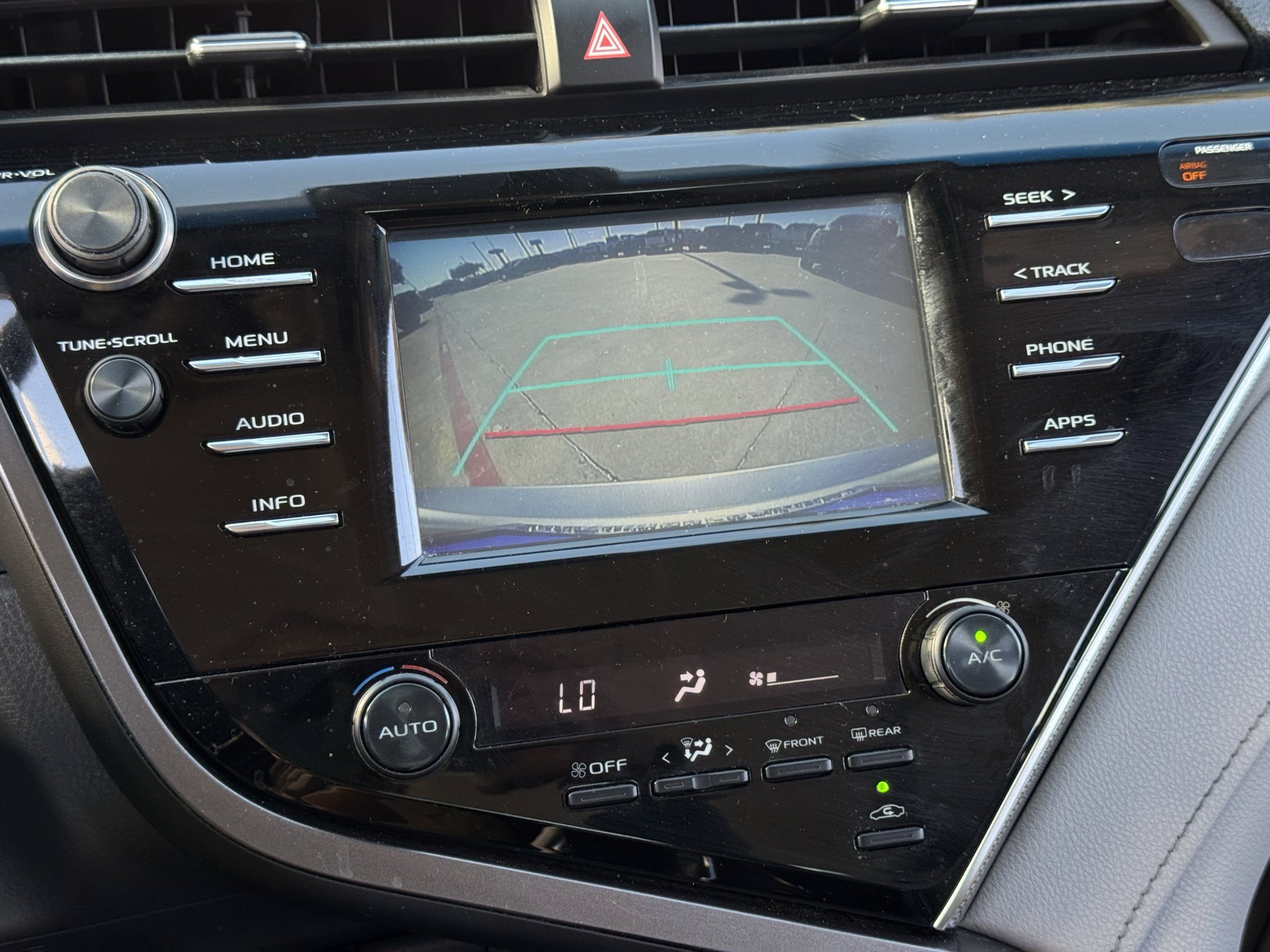 Used 2018 Toyota Camry SE FWD image 19