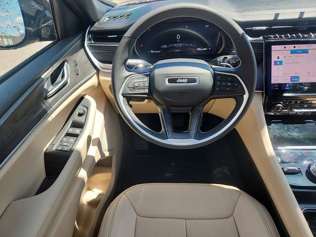 Used 2025 Jeep Grand Cherokee Limited w/ Luxury Tech Group II AWD/4WD image 9