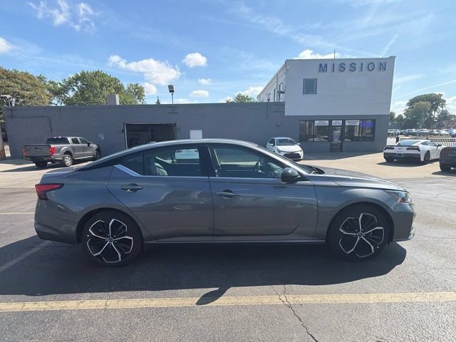 Used 2024 Nissan Altima 2.5 SR FWD image 9