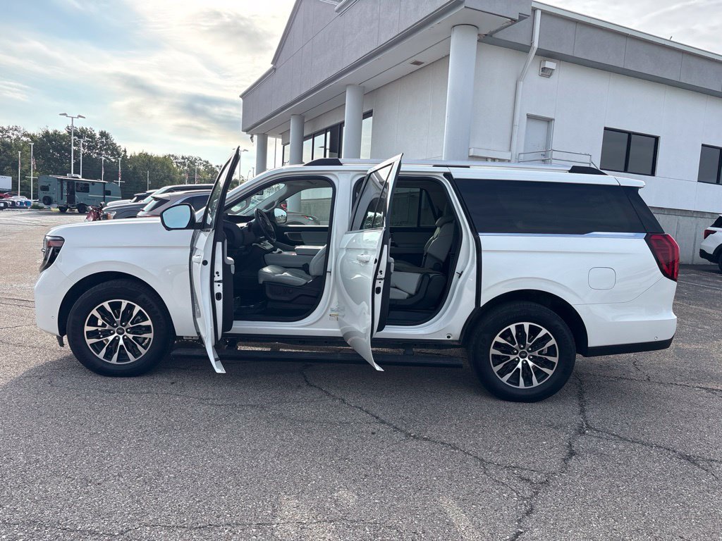 Certified 2025 Ford Expedition Max Platinum AWD/4WD image 4