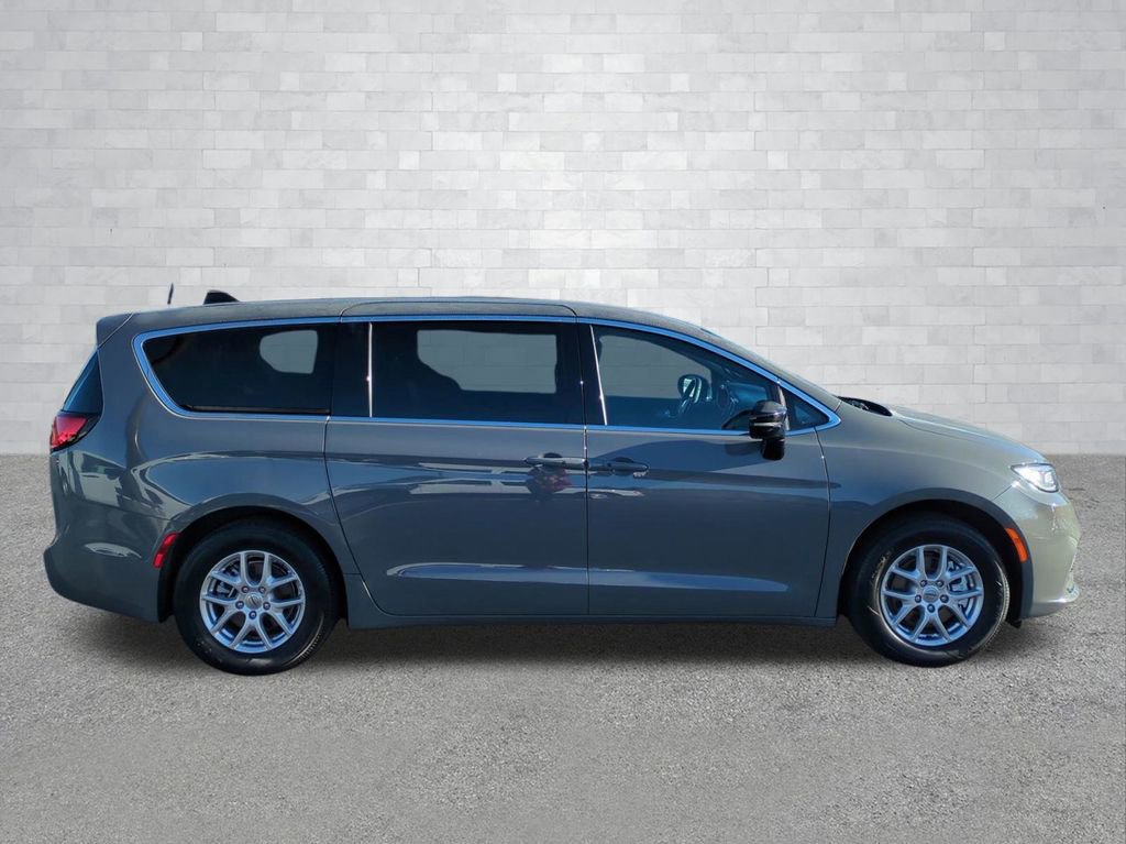 Used 2025 Chrysler Pacifica Select image 5