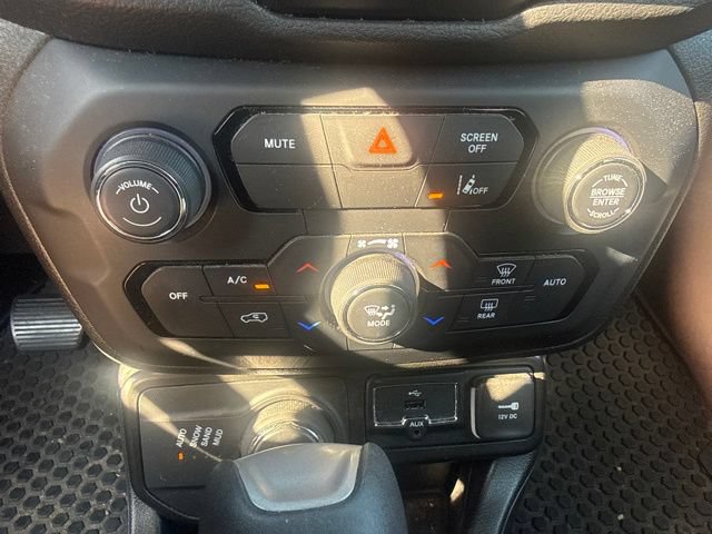 Used 2023 Jeep Renegade Latitude w/ Premium Group AWD/4WD image 15
