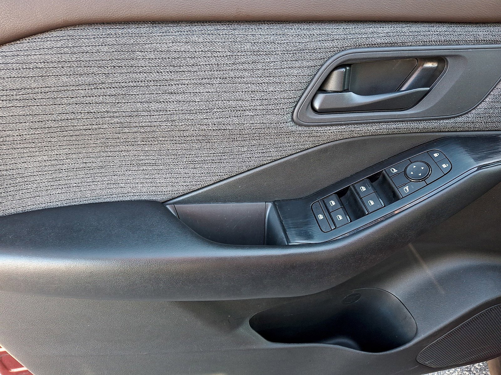 Used 2023 Nissan Rogue S image 11