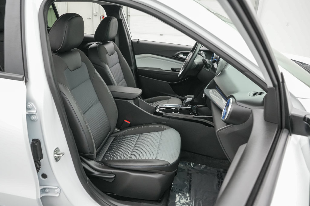 Used 2025 Chevrolet Trax LT w/ LT Convenience Package FWD image 20