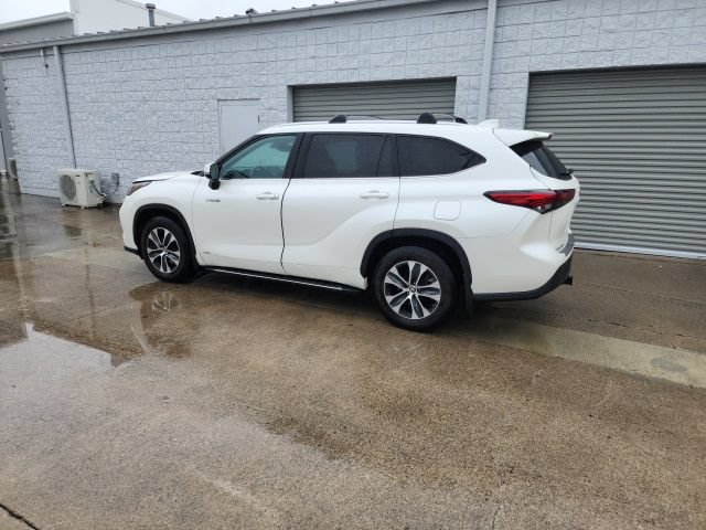 Used 2021 Toyota Highlander XLE AWD/4WD image 12