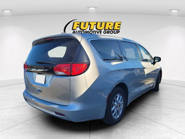 Used 2022 Chrysler Voyager LX image 3