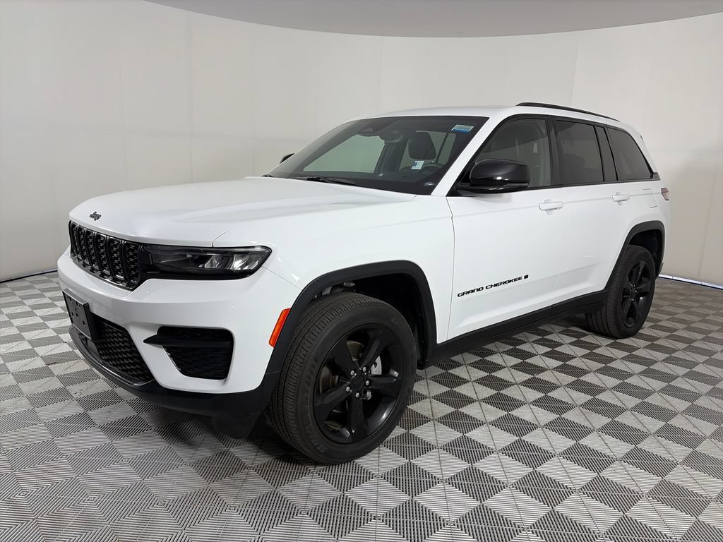 Used 2023 Jeep Grand Cherokee Altitude AWD/4WD image 3