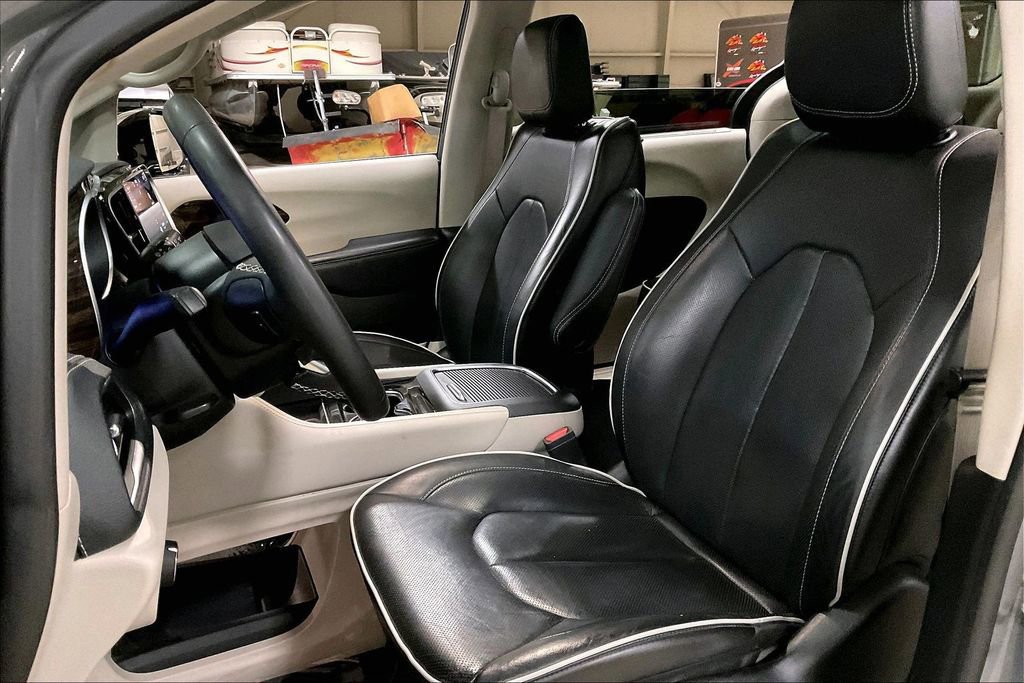 Used 2023 Chrysler Pacifica Limited image 24