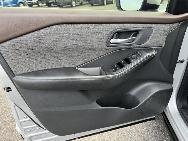 Used 2023 Nissan Rogue SV image 12