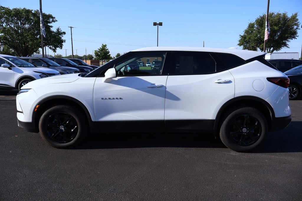 Used 2025 Chevrolet Blazer LT AWD/4WD image 2
